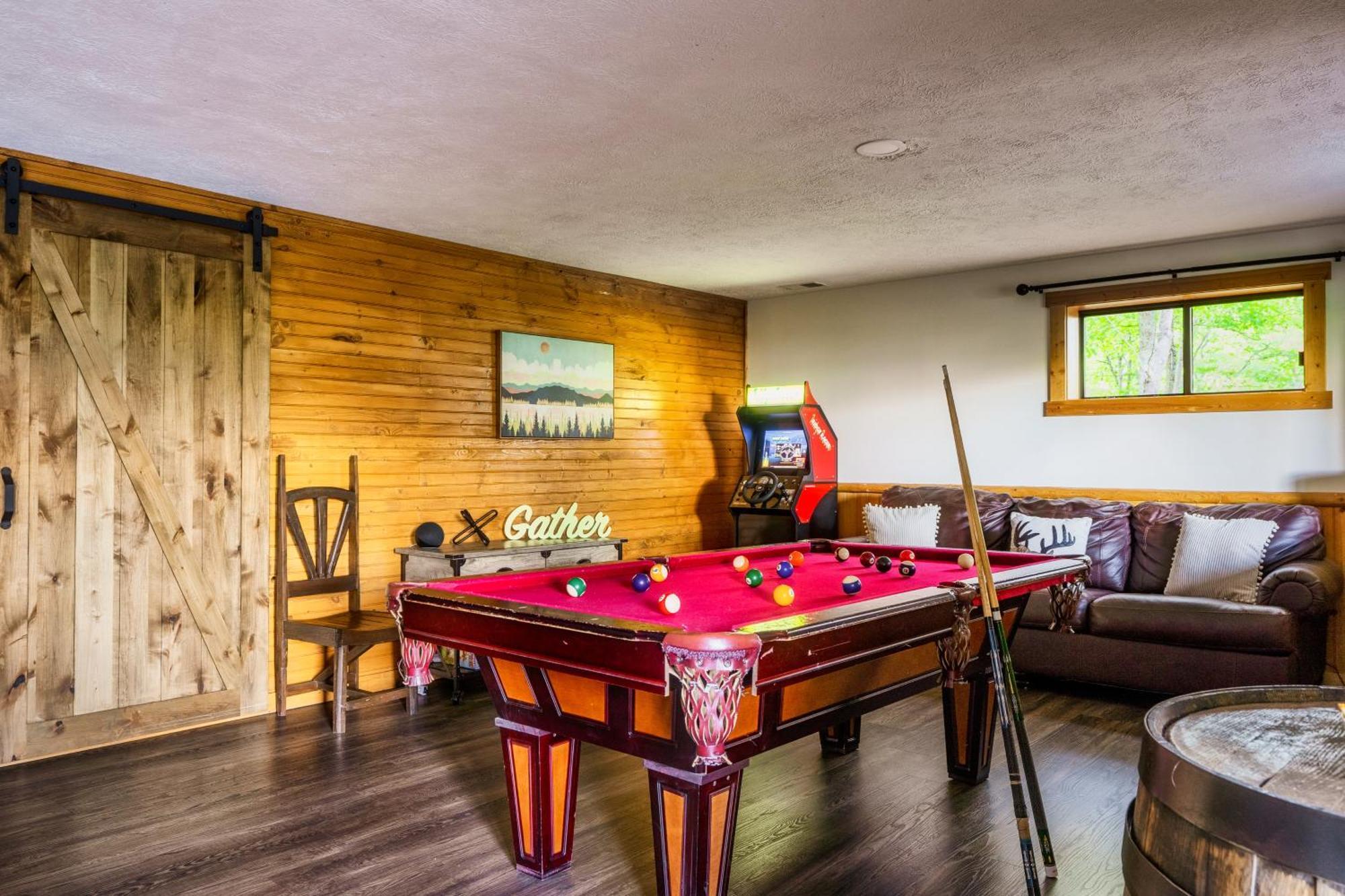 Woodhaven - Private - 3 Suites - Gorgeous Views - 3 Pools - Gamerm - Hottub - Lots Of Bears Gatlinburg Exterior photo